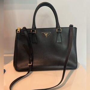 Prada black saffiano double zip tote with shoulder strap